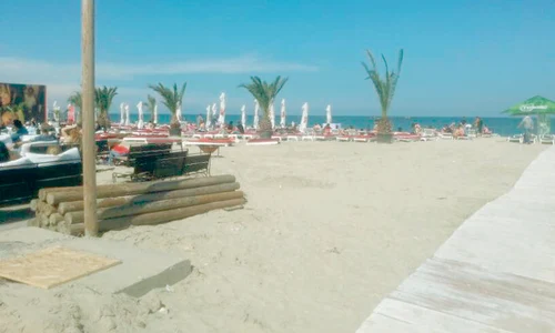 Ca să ajungi la plajă trebuie să  ocoleşti craterele şi materialele de  construcţie basculate direct pe alei jpeg