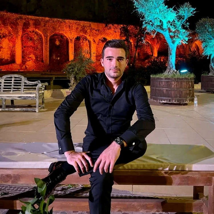 Radu jr locuiește și la Constanța, și în București, unde are firma