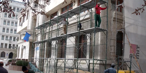 Constructorii au instalat schelele pe clădirea Primăriei