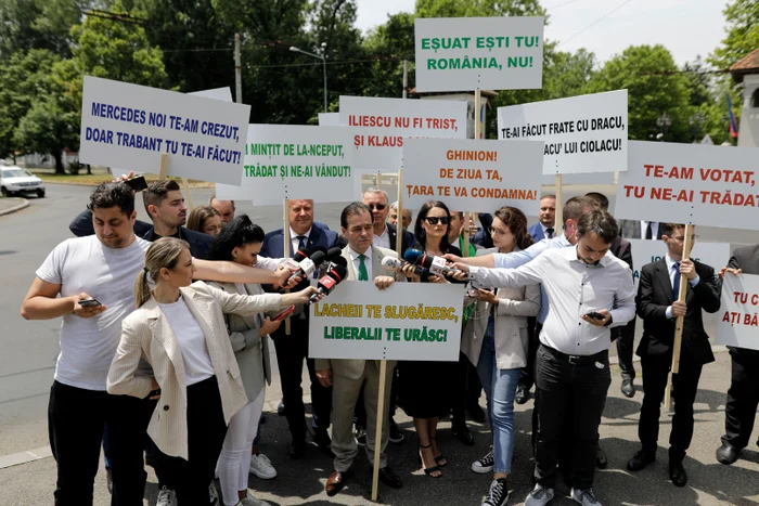 Ludovic Orban protestand la Cotroceni alaturi de parlamentarii Forța Dreptei 13 iunie 2023 FOTO Inquam Photos George Călin (2) jpg