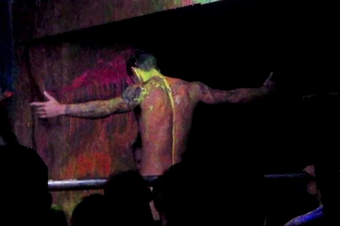 După ce stripperul îi dă sutienul jos, o pune apoi să simuleze că-i face sex oral, pe scenă