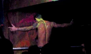 După ce stripperul îi dă sutienul jos, o pune apoi să simuleze că i face sex oral, pe scenă jpeg