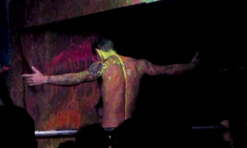 După ce stripperul îi dă sutienul jos, o pune apoi să simuleze că i face sex oral, pe scenă jpeg