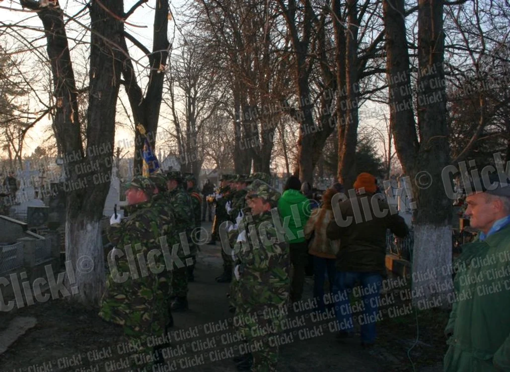 Vasile Muraru l-a condus pe Nae Lăzărescu, partenerul său de scenă, pe ultimul drum (Foto: Ştefan Borcea)