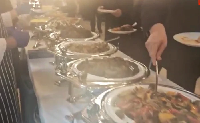 Sarmale și fasole, la ospățul oferit de președintele ales FOTO: captura video