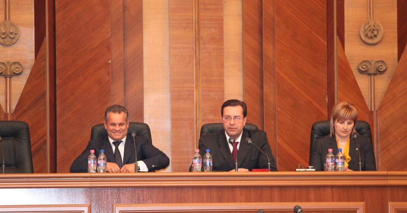 Vlad Plahotniuc (stânga) a ocupat funcţia de prim-vicepreşedinte al Legislativului din decembrie 2010
