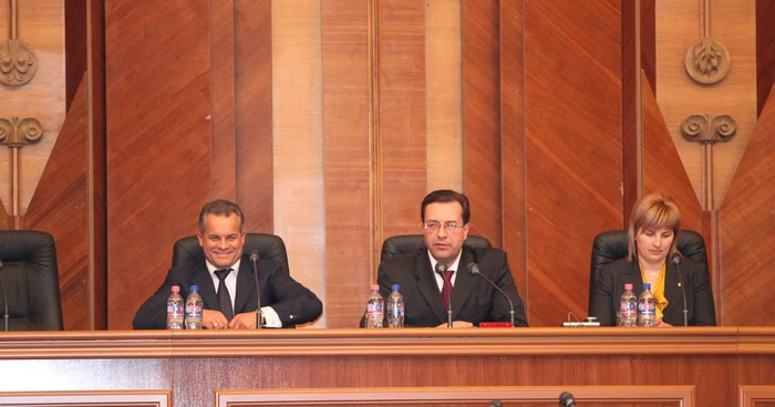 Vlad Plahotniuc (stânga) a ocupat funcţia de prim-vicepreşedinte al Legislativului din decembrie 2010