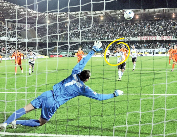 
    Mutu a trimis mingea  peste poartă din penalty,  atrăgându-şi furia fanilor (fotografii: guliver / gettyimages)  