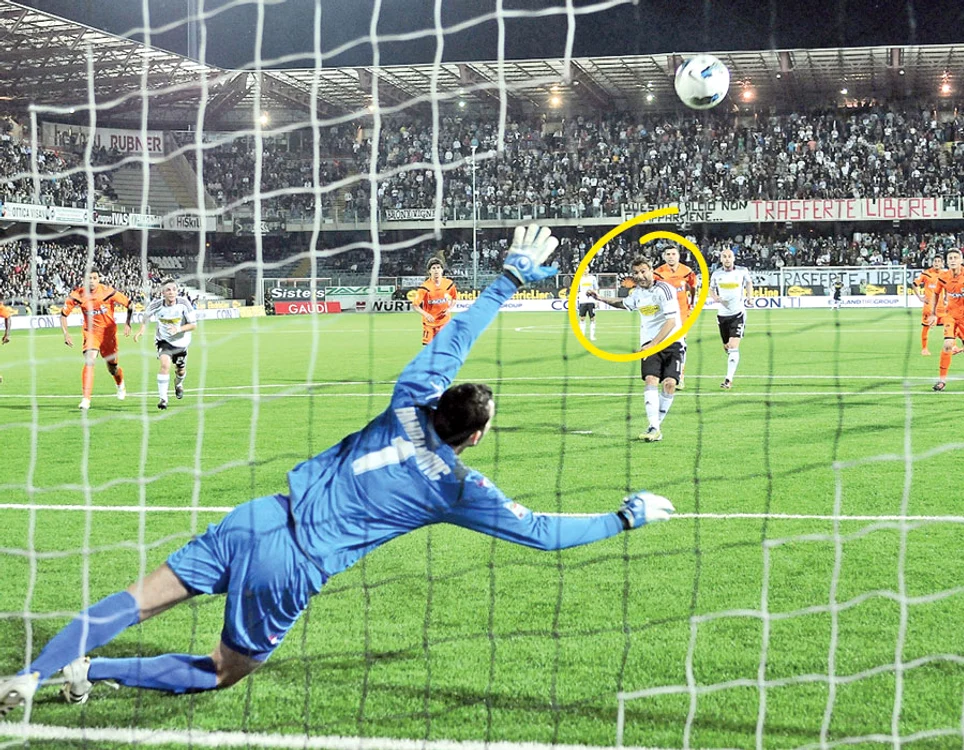 
    Mutu a trimis mingea  peste poartă din penalty,  atrăgându-şi furia fanilor (fotografii: guliver / gettyimages)  