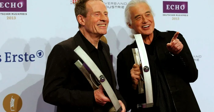 John Paul Jones (stânga) şi Jimmy Page de la Led Zeppelin s-au mândrit cu trofeul primit. FOTO Reuters