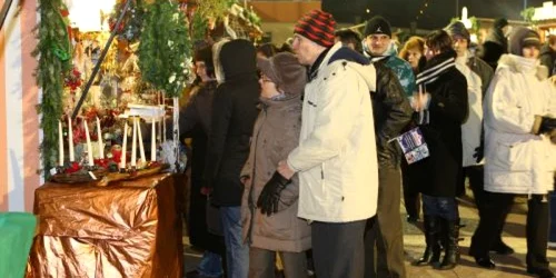 Braşov: Zeci de vizitatori s-au înghesuit la Târgul de Crăciun Foto: Stelian Grăjdan
