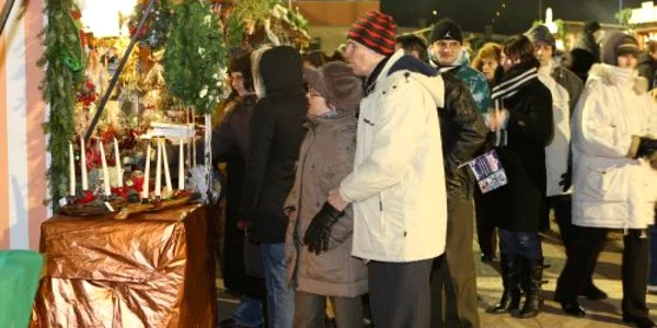 Braşov: Zeci de vizitatori s-au înghesuit la Târgul de Crăciun Foto: Stelian Grăjdan
