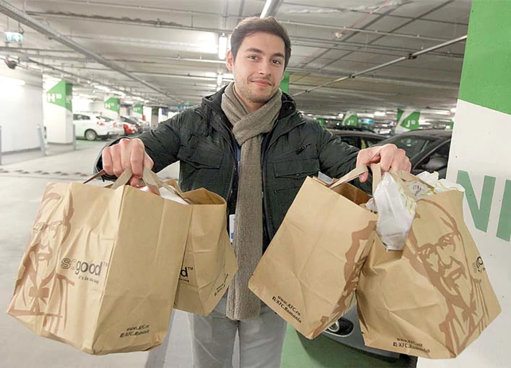 Valetin era încărcat cu  pungi pline cu fast food