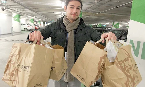 Valetin era încărcat cu  pungi pline cu fast food jpeg