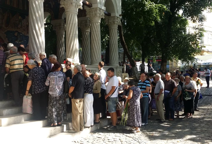 
    În centru, coroană trimisă de Klaus IohannisFoto Tatiana Solomon  