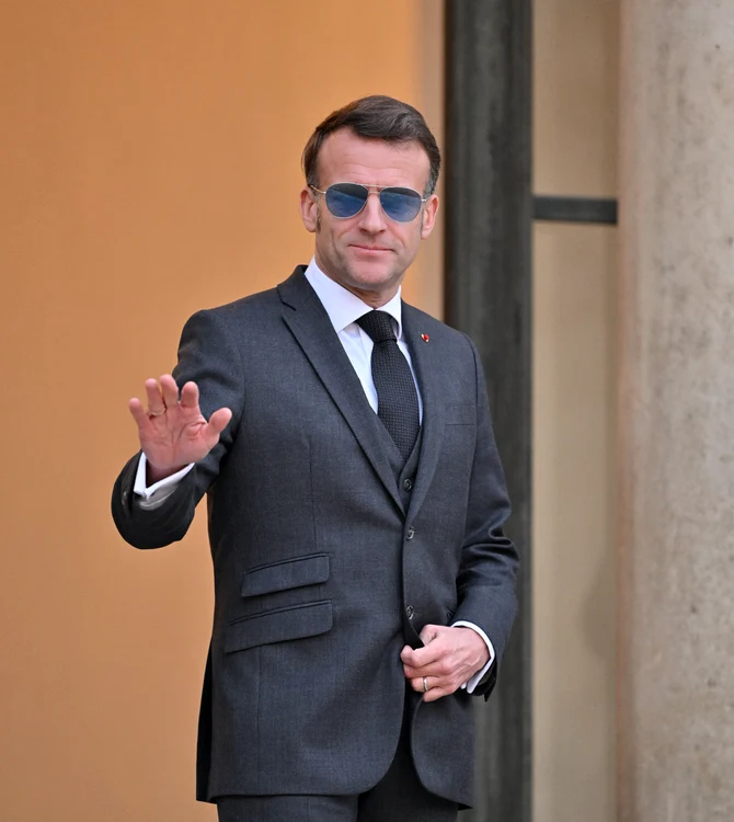 Emmanuel Macron a făcut furori cu acești ochelari de soare (Foto: Profimedia)