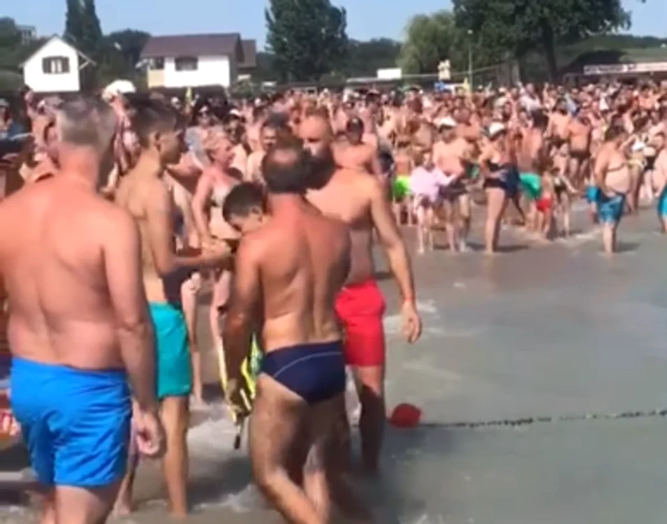 
    Salvamarul a fost aplaudat de turiștifoto: captură Youtube  