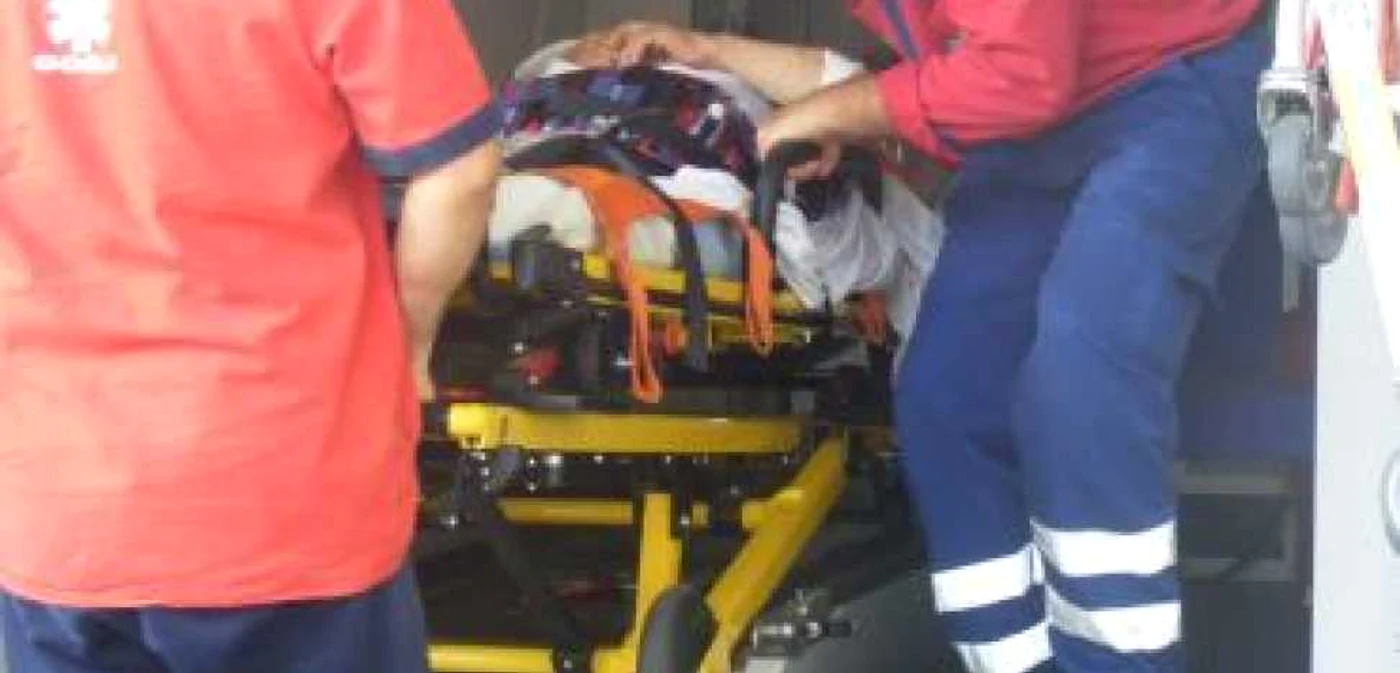 Tânărul a fost transportat cu ambulanţa la secţia Psihiatrie