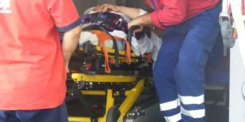 Tânărul a fost transportat cu ambulanţa la secţia Psihiatrie