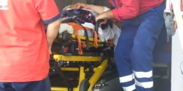 Tânărul a fost transportat cu ambulanţa la secţia Psihiatrie