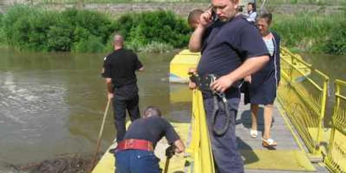 Pompierii au îndepărtat mizeriile adunate la podul de pontoane