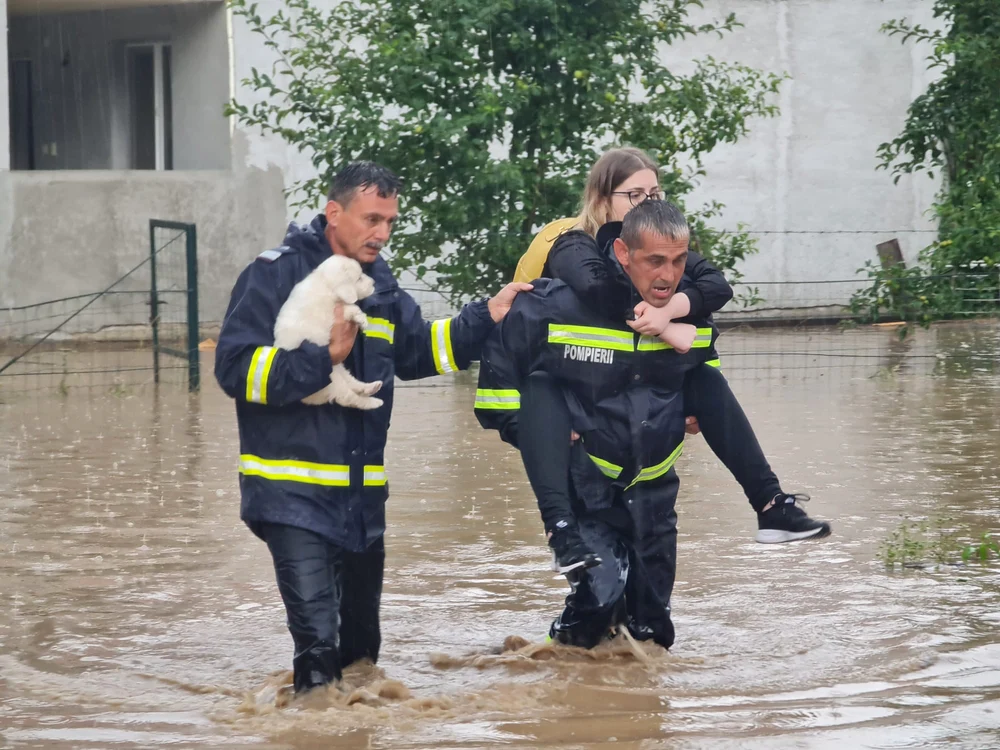 Alba - În comuna Bistra, salvatorii au evacuat o femeie şi doi copii, inclusiv pe cei doi căţei ai familieifoto: ISU ALBA
