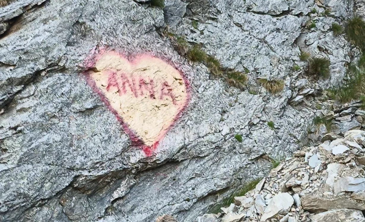 Un turist care a desenat cu spray o inimă pe o stâncă de pe Transfăgărășan. FOTO: Facebook