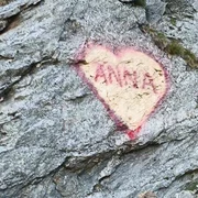 Un turist care a desenat cu spray o inimă pe o stâncă de pe Transfăgărășan. FOTO: Facebook Salvamont Argeș