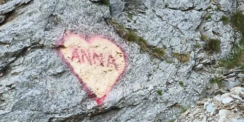 Un turist care a desenat cu spray o inimă pe o stâncă de pe Transfăgărășan. FOTO: Facebook Salvamont Argeș