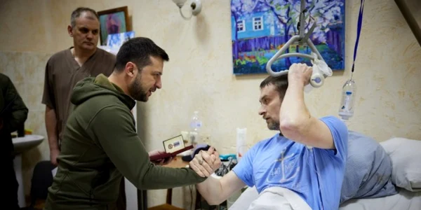 Volodimir Zelenski viziteaza soldati raniti FOTO president.gov.ua