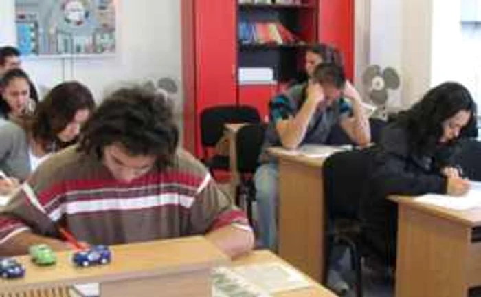 Candidaţii bifează răspunsurile corecte la chestionare