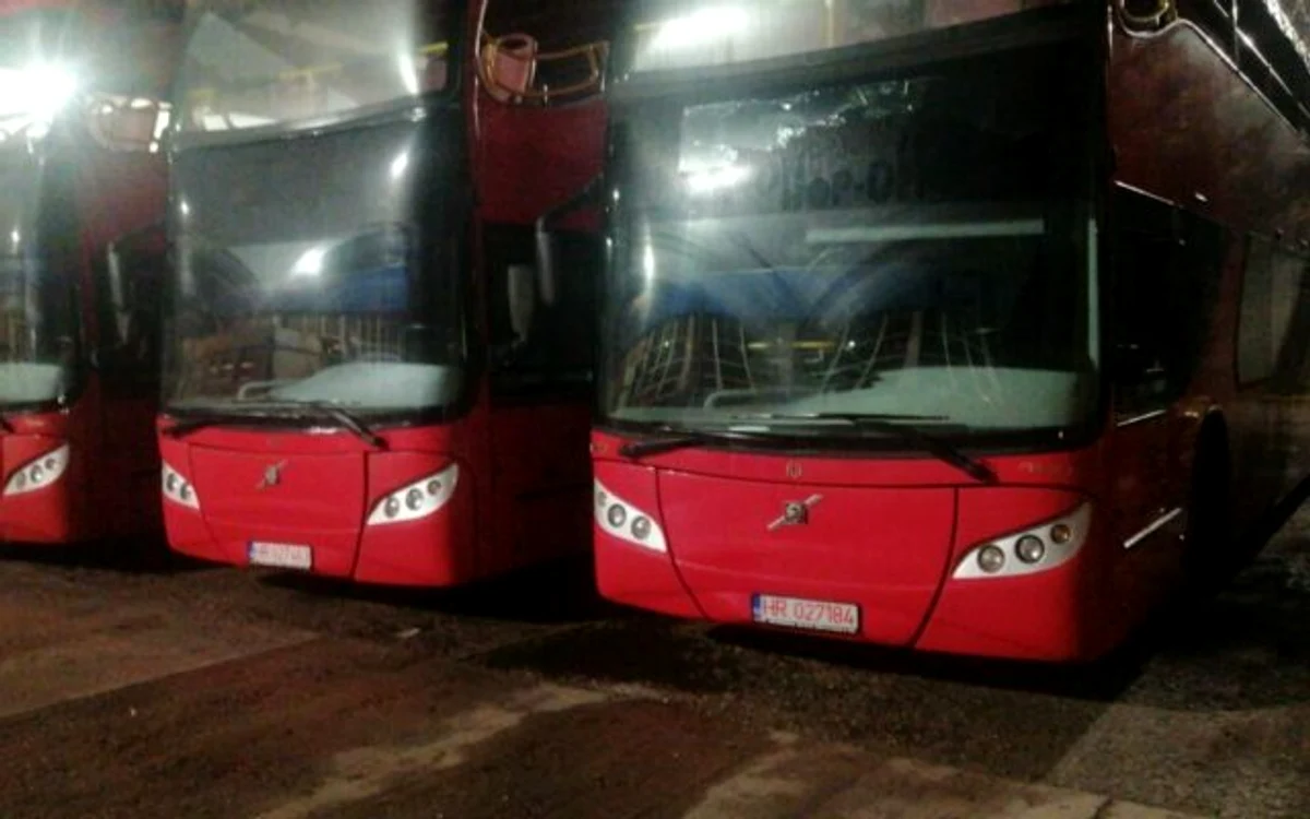 Autobuzele sunt parcate la autobaza Nordului Foto: G4media