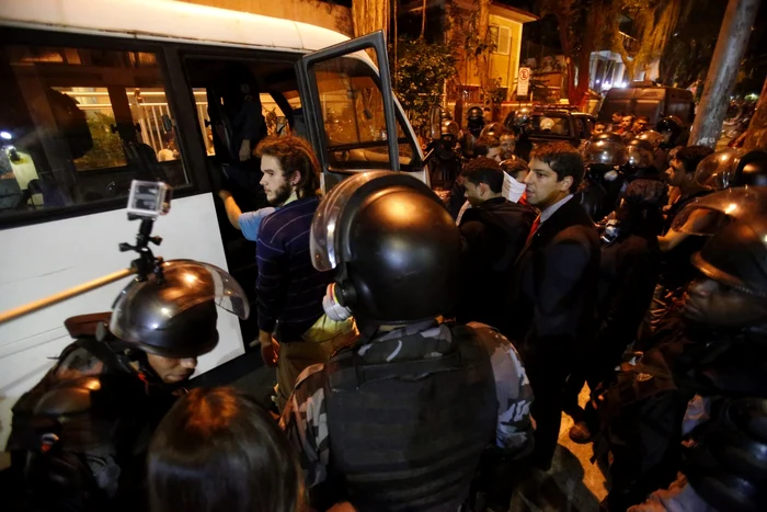 Noi ciocniri violente au avut loc joi seară, în Rio, între forţele de ordine şi manifestanţi FOTO Reuters