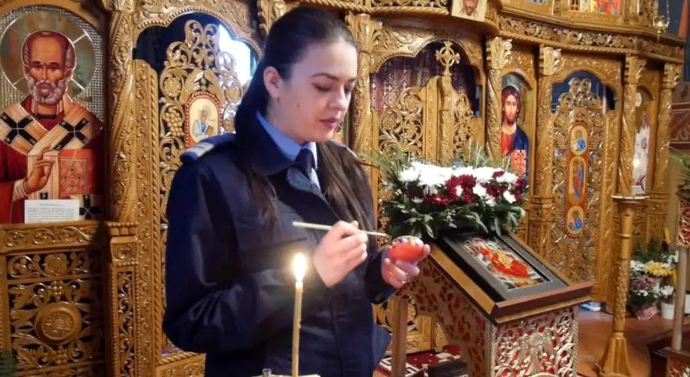 Evelina, jandarmerița pasionată de tehnica mandala FOTO IJJ Bacău