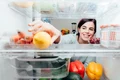 alimente in frigider Foto Shutterstock
