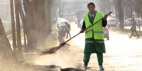 Angajaţii de la Salubris mai mult stârnesc praful cu măturoaiele antice