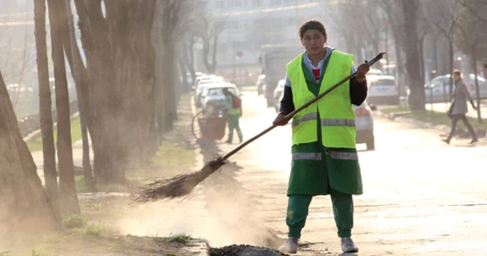 Angajaţii de la Salubris mai mult stârnesc praful cu măturoaiele antice