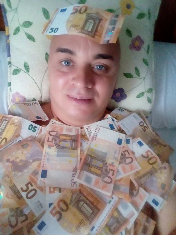Cristi din Banat revine în atenția publicului, dar nu cu o nouă melodie plină de amuzament, ci cu poze în care arată câți bani are: teancuri de euro