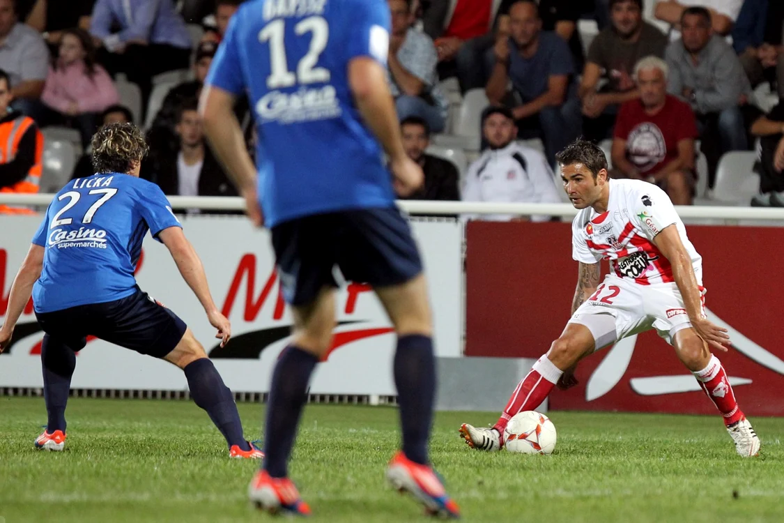 Mutu evoluează la Ajaccio din vara lui 2012