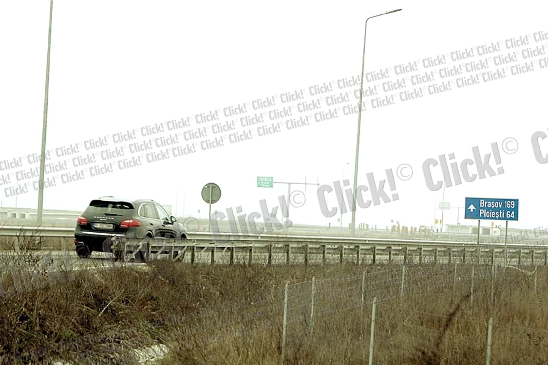 N-a fost scăpat din ochi  de bodyguarzi (Fotografii: Mihai Ionescu)