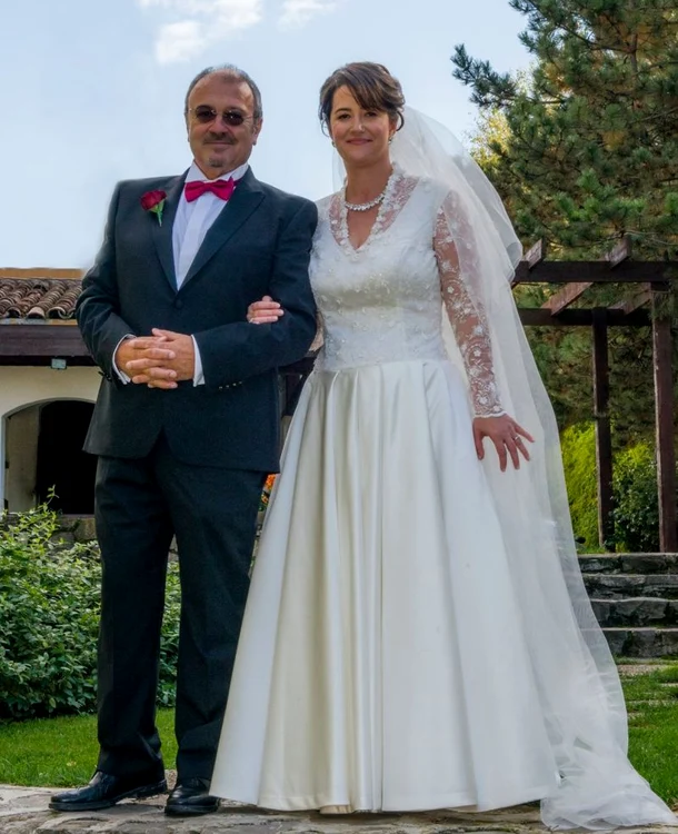 
    Mircea Baniciu, alături de cei doi copii ai săi şi de femeia pe care a luat-o de soţieFoto: arhiva personală  