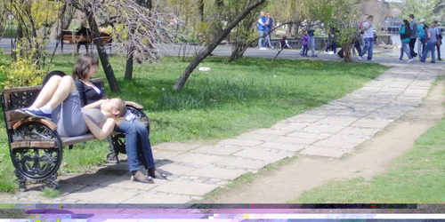 Oamenii au renunţat la geci şi unii chiar şi la încălţăminte şi s-au bucurat de primele zile de căldură FOTO Ionuţ Ungureanu