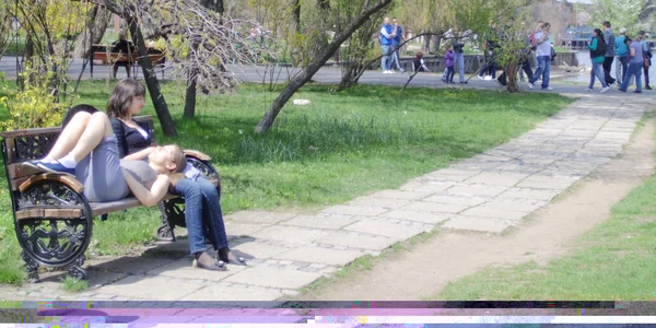 Oamenii au renunţat la geci şi unii chiar şi la încălţăminte şi s-au bucurat de primele zile de căldură FOTO Ionuţ Ungureanu