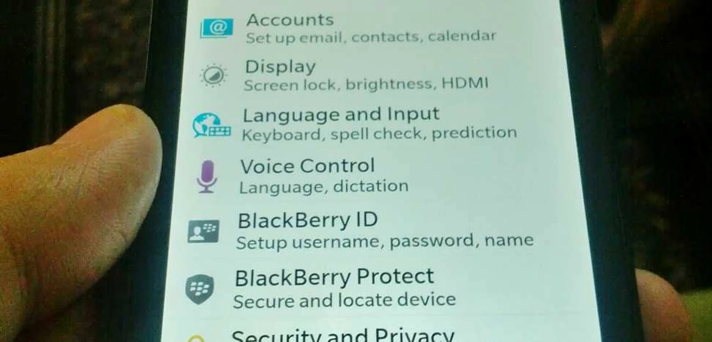 Blackberry Z10 rulează sistemul de operare BB10 FOTO Adevărul