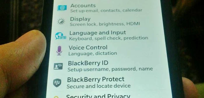Blackberry Z10 rulează sistemul de operare BB10 FOTO Adevărul