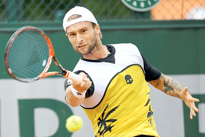 
    Adrian Ungur nu  a rezistat decât  trei seturi pe tabloul principal   