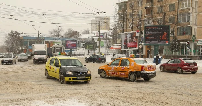 Maşinile circulă greu prin zăpadă