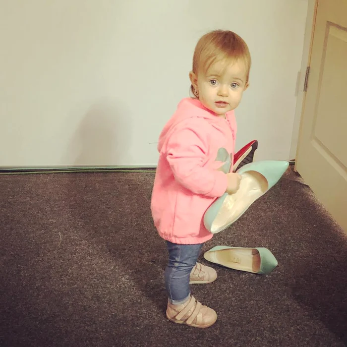 Micuţa Victoria, atrasă de pantofii cu toc