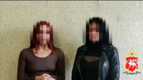 Olga Valeena și prietena ei, cerându-și scuze / Foto Captură Video / Twitter