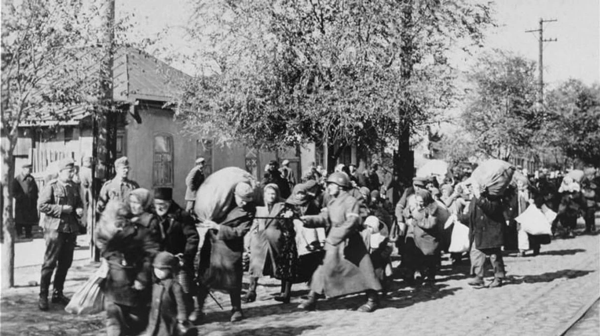 Reîntoarcerea deportaţilor evrei „evacuaţi” de către autorităţile antonesciene în Transnistria jpeg